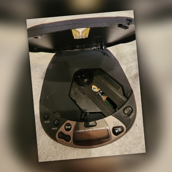 Magnavox Portable CD Player - Picture 9 of 15